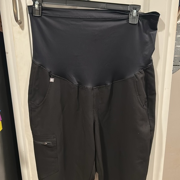 Figs Black maternity scrubs - Picture 8 of 16